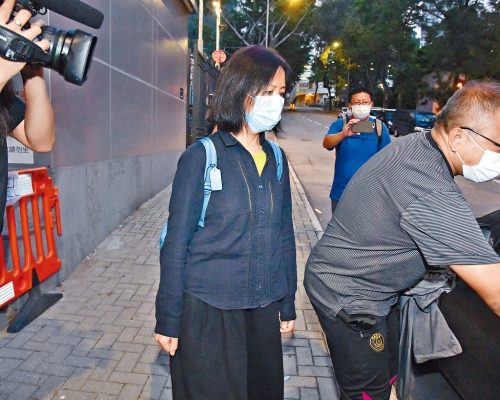 網媒前女記者協助警方國安處調查後,離開警署。