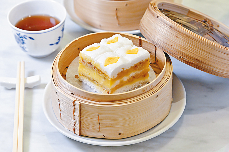 蛋黄千层糕手工精细繁复的传统糕点,吃起来松软香甜,层次分明有咬口。