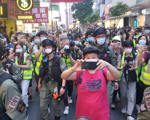 呂秉權表示警方並沒有容許全部認可傳媒進入封鎖區內作採訪。本報記者攝