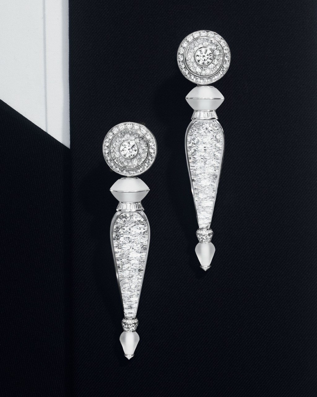 Aiguillette织绳穗饰套装包括的一对镶嵌密镶钻石与水晶的同款长耳环，可以随意调校长度。