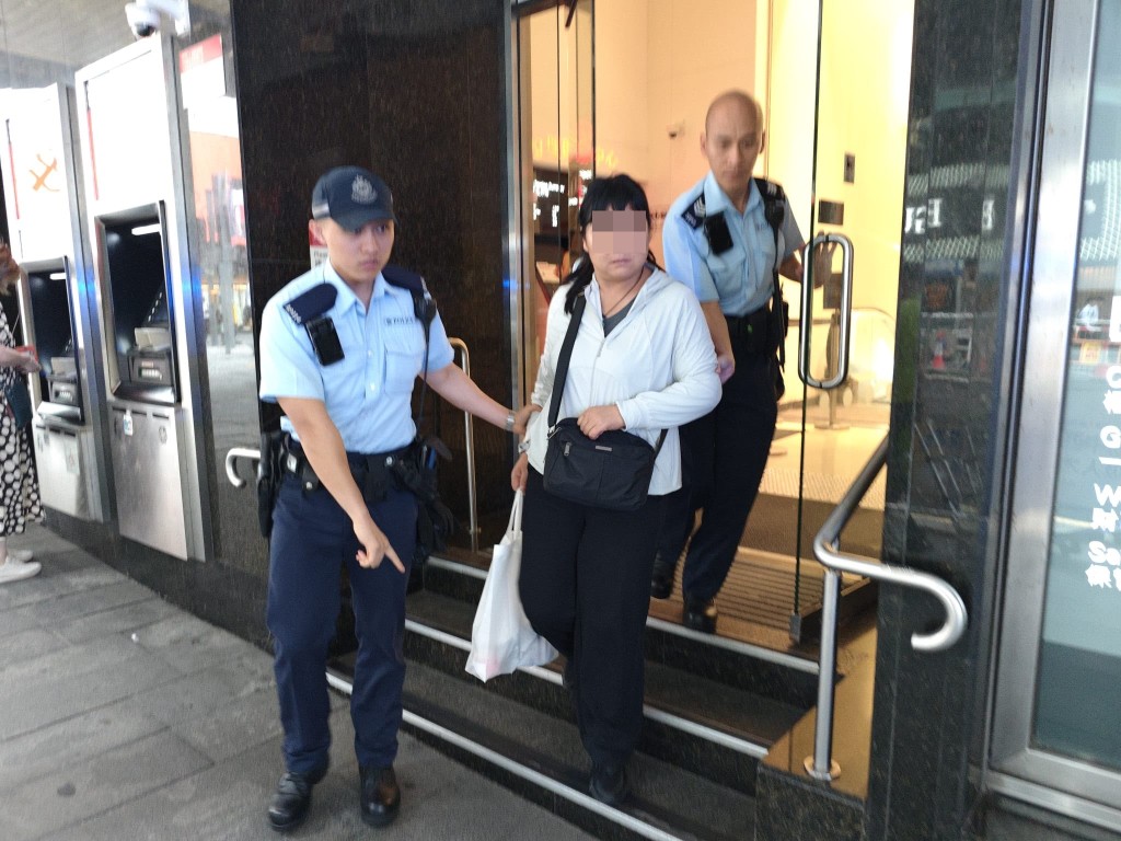 警方拘捕一男一女。 警方拘捕一男一女。