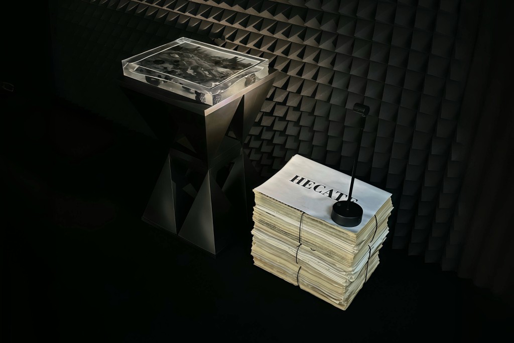 曹澍最新艺术项目参展香港巴塞尔，探讨摄影术、AI扩散模型技术与亡灵之间的隐秘关系。受访者提供