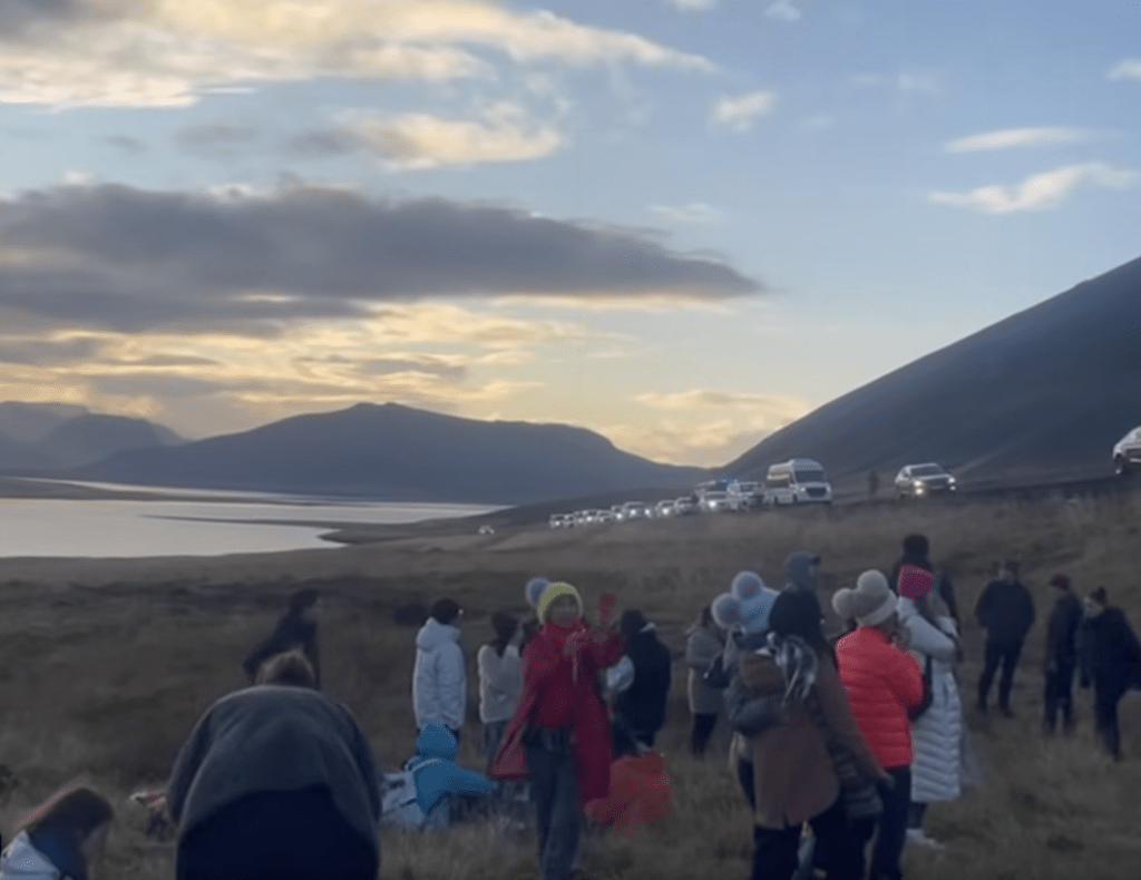 冰島當地時間6日一輛大旅遊巴在行駛途中側翻，車內載有多名中國乘客。facebook@VanMoloney