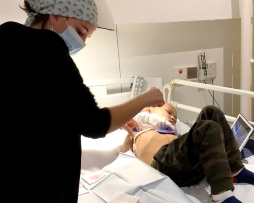 4歲Sheldon被發現脊椎腫瘤大3倍,需再做手術。FB圖片