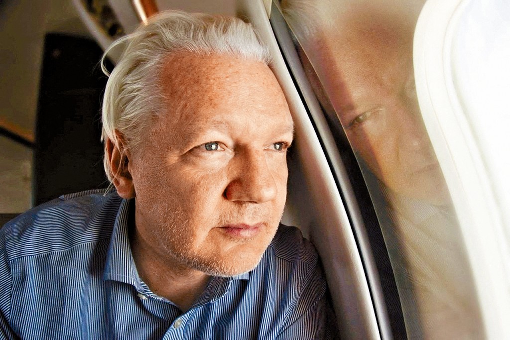 「維基解密」網站發布影片，可見阿桑奇周二即將飛抵曼谷機場時望向窗外。