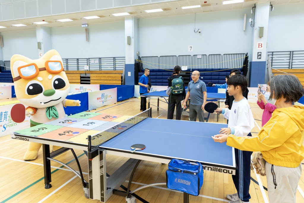 活力仔與學生以乒乓球一較高下。 活力仔與學生以乒乓球一較高下。