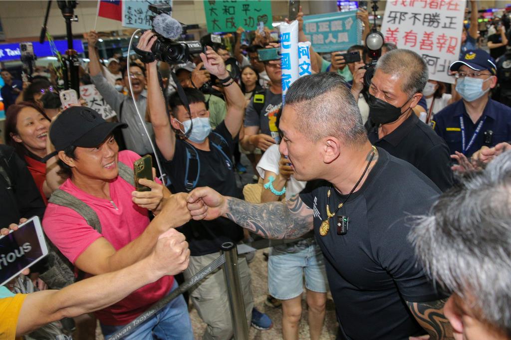「館長」結束大陸之行返回台灣。中時 「館長」結束大陸之行返回台灣。中時