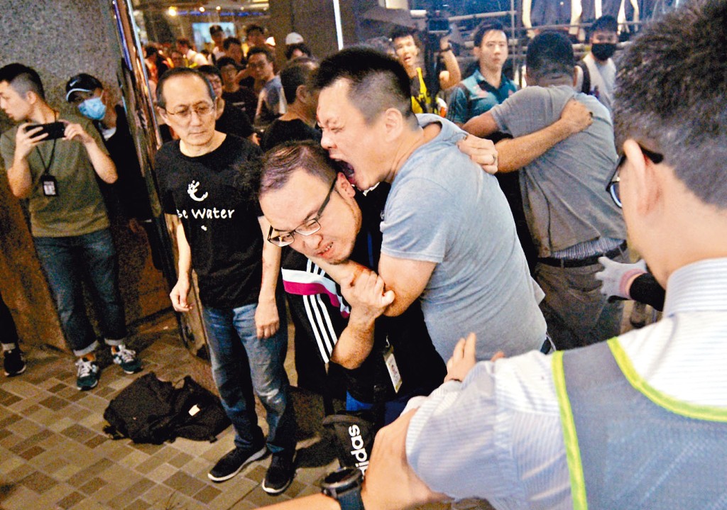 趙家賢指被告「好似保齡球咁拉我個頭埋身，咬咗落來」。