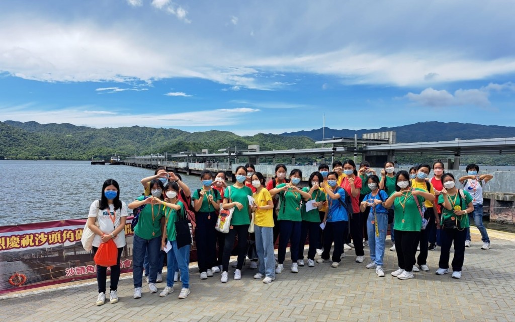 天主教母佑會蕭明中學師生齊以「愛心」手勢展開沙頭角禁區探索之旅。