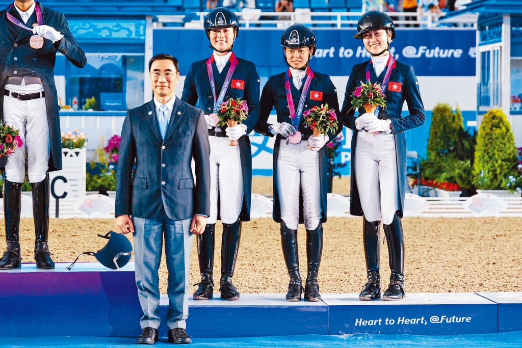 馬會主席兼中國香港馬術總會會長利子厚頒獎予香港隊。