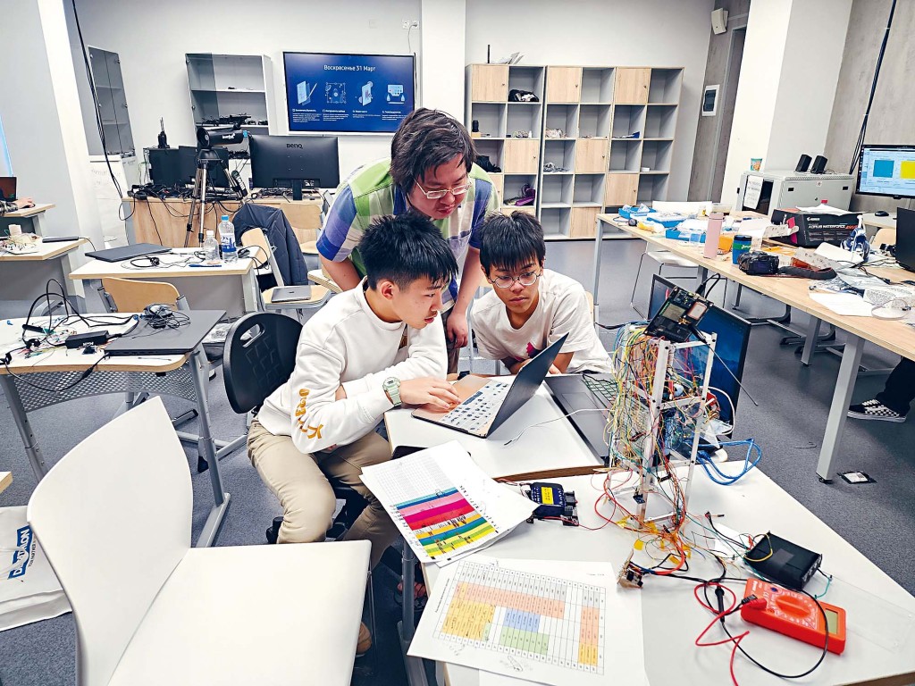 宏信書院10名同學遠赴西伯利亞，接受薩哈科學院的專家指導，並成為首批參與自行製造人造衛星的香港中學生。