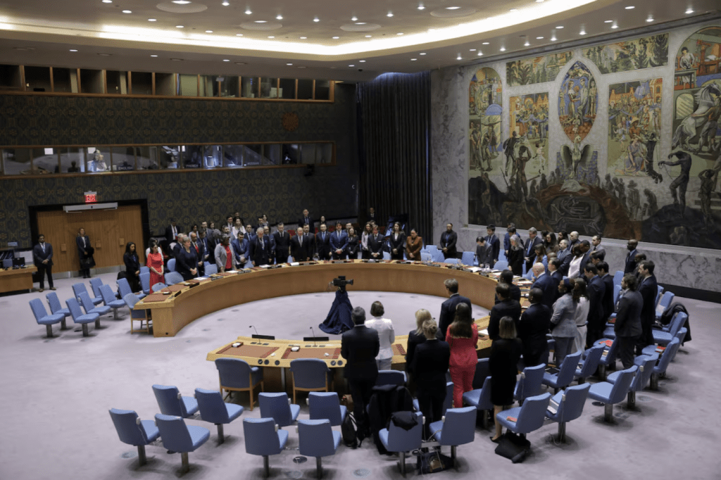 联合国安理会成员周一投票通过决议，要求以哈在斋月期间立即停火，会议上各人为莫斯科音乐厅恐袭事件默哀。路透社