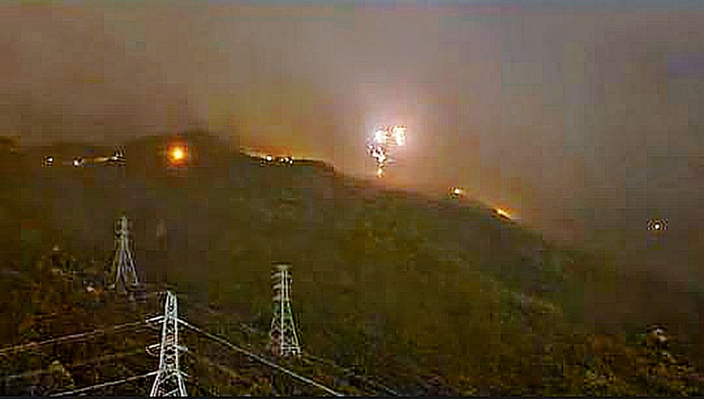 飛鵝山附近電塔前晚突然爆閃巨大火光,然後有大量火屑徐徐飄下。