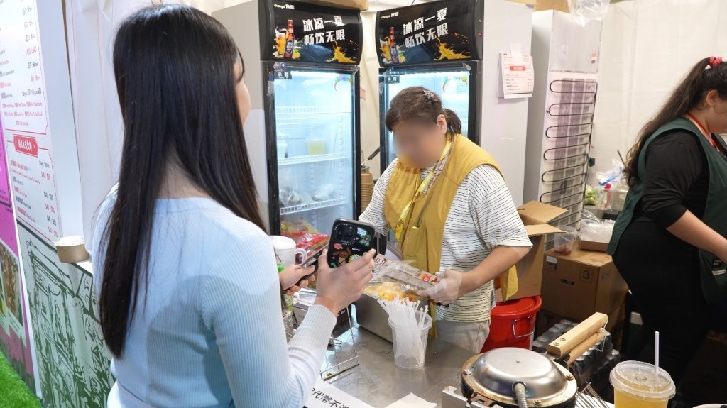 店員接受查詢時表明全日停售雞蛋仔，對片中雞蛋仔是否店內購買「唔知道亦答唔到。」