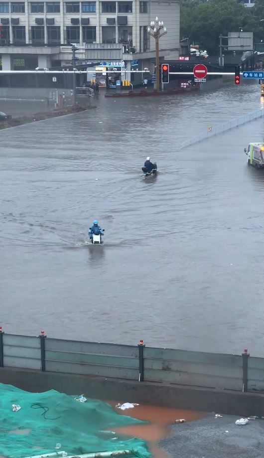 湖南长沙今早持续暴雨，全市广泛地区严重水浸。