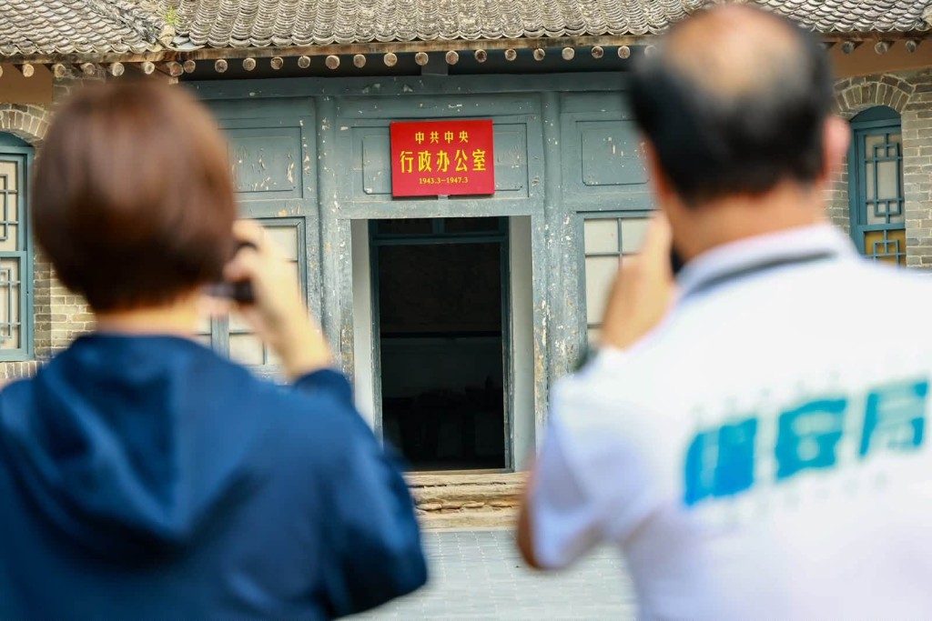 他表示,最希望參與培訓的公務員能將「延安精神」背後「為人民服務」的信念實踐於日常工作中。 他表示,最希望參與培訓的公務員能將「延安精神」背後「為人民服務」的信念實踐於日常工作中。