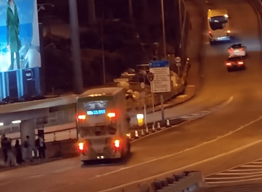 巴士打橫駛返巴士站。fb： 車cam L（香港群組）