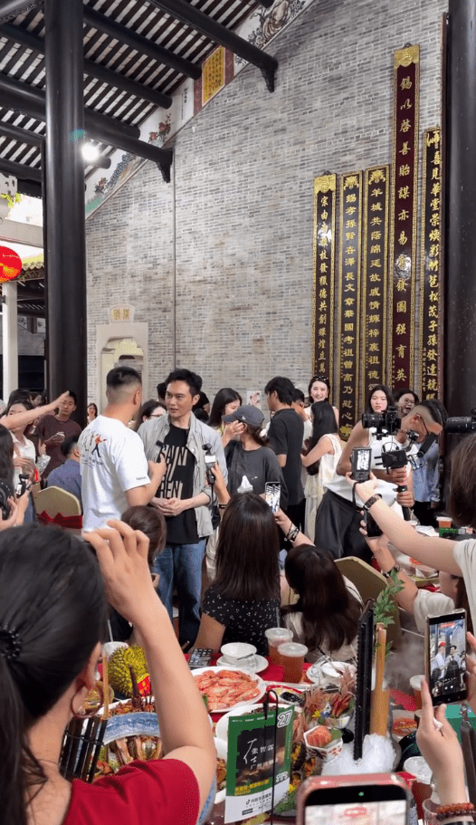 ​ 張智霖被大批村民圍拍，但他依舊保持微笑。