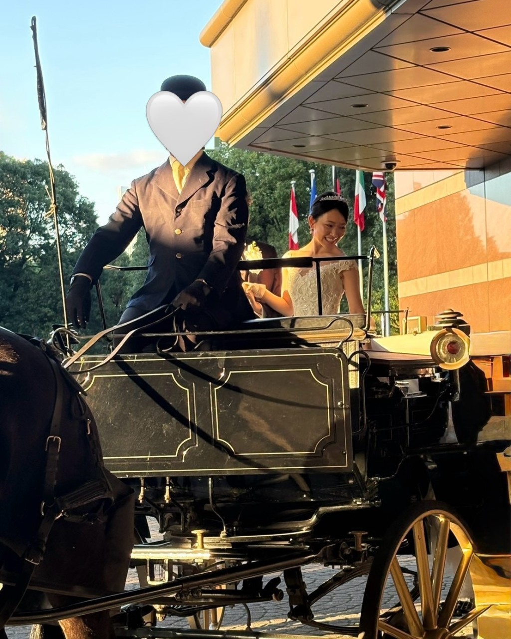 新人乘坐著歐式馬車進場，場面浪漫。