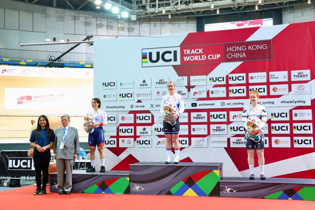 Sarah任颁奖嘉宾，颁发争先赛的奖项。徐嘉华摄