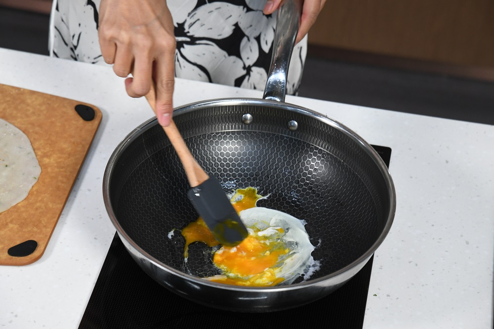 直接打雞蛋至鑊中，略攪拌數下，可保留口感。