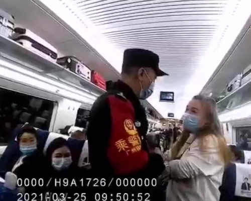 女子高鐵吸煙被抓，自行倒地喊警察打人，乘客齊為警察作證。