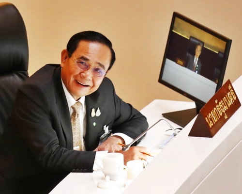 泰國首相巴育在國會不信任投票中順利過關，保住相位。AP圖片