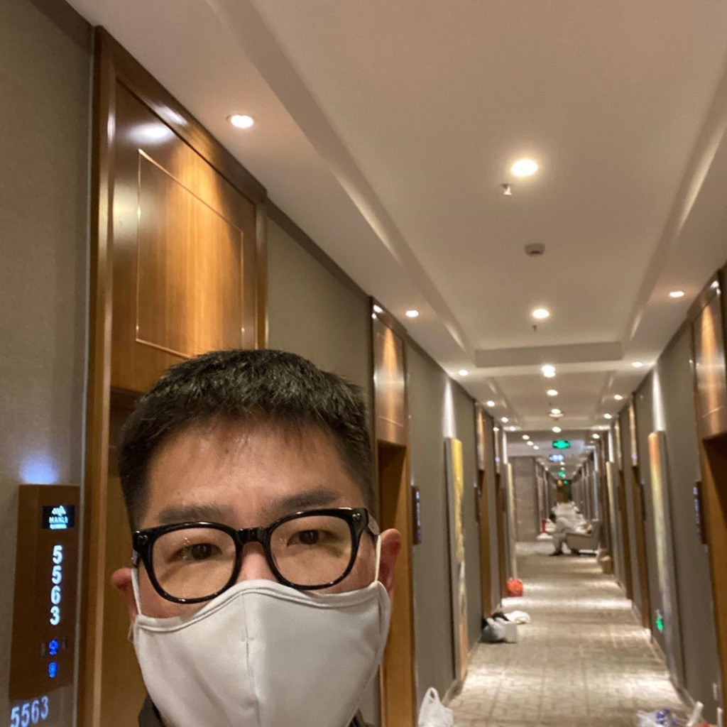 今年離婚林曉峰孤獨過生日,喺酒店隔離期間做運動及孤獨慶生。