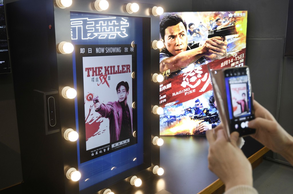 展覽內有多張警匪片海報。