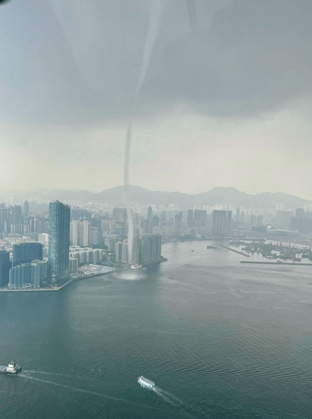 政府飛行服務隊執勤期間途經維港，親身目睹水龍捲在維港出現。飛行服務隊ig圖片