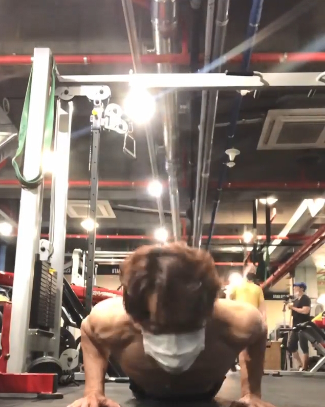 Rain先做掌上壓。