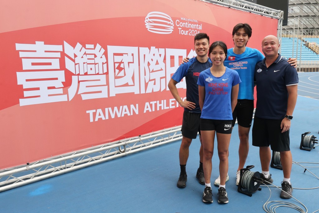 教練杜韋諾（右一）跟短跑徒弟李康傑（左起）、邱蒨庭、葉景維在台北田徑場留影。 