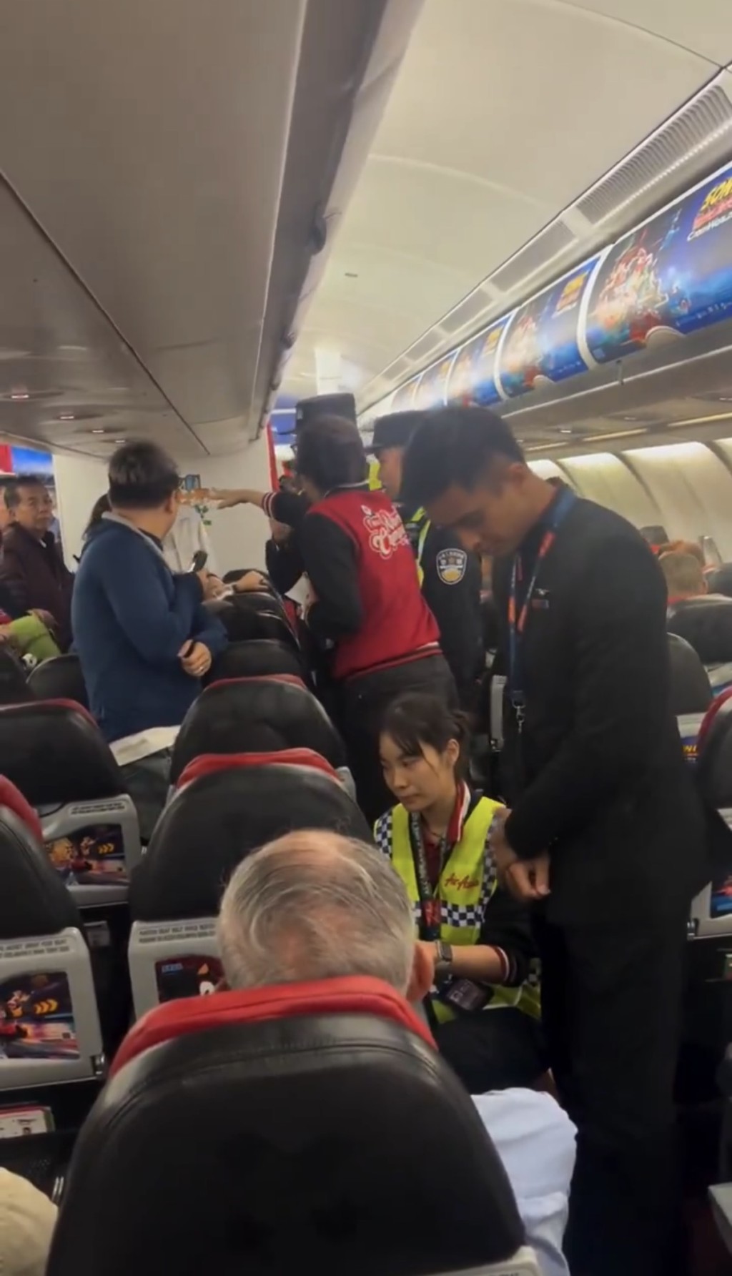 一名女子在飞机座位上表现激动