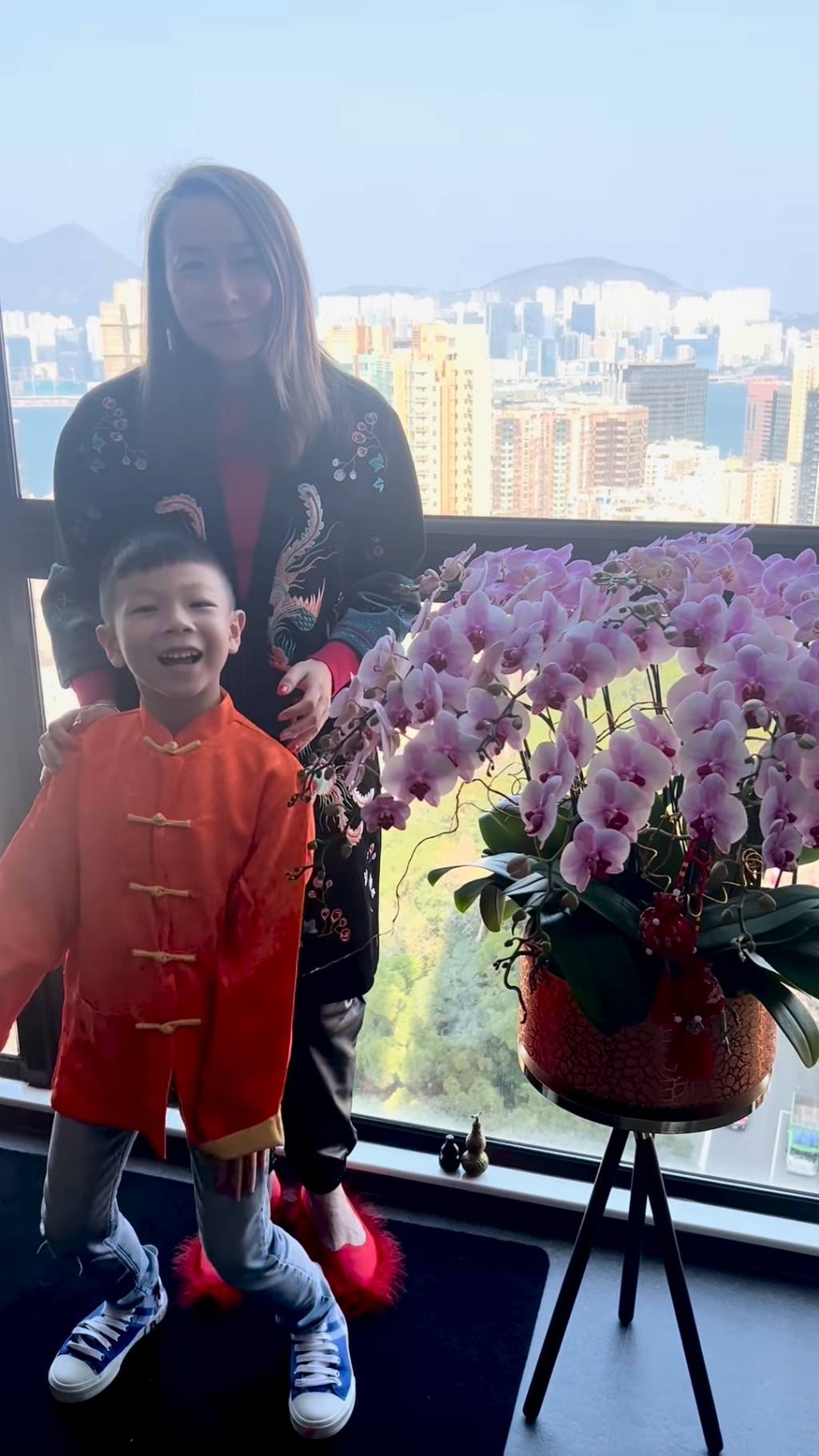 蘇永康的囝囝Jazz與媽媽拍片賀新春。