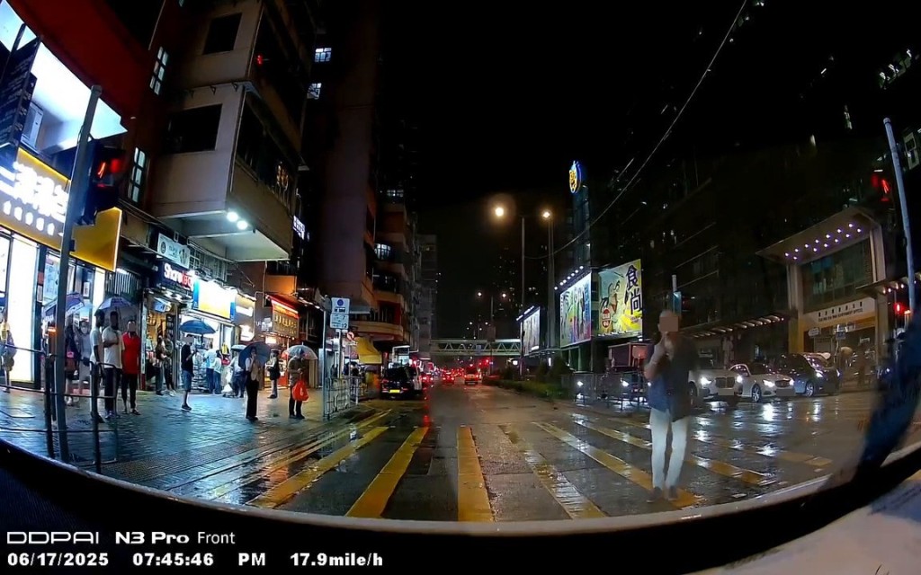 片中見到光頭漢過馬路時,行人過路 燈正亮起紅公仔,而光頭漢發火時氣 勢凌人,不斷張口指罵。 fb「車cam L(香港群組)」截圖 片中見到光頭漢過馬路時,行人過路 燈正亮起紅公仔,而光頭漢發火時氣 勢凌人,不斷張口指罵。 fb「車cam L(香港群組)」截圖