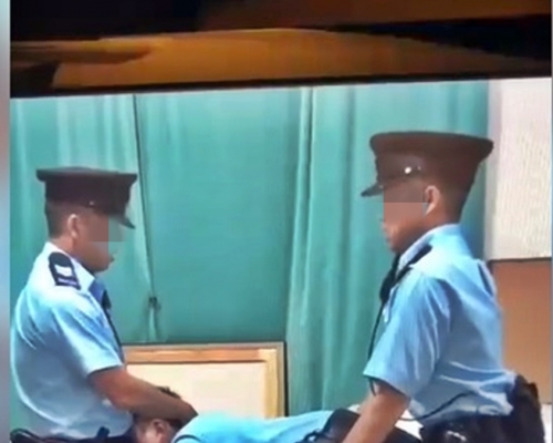 網上流傳的不雅短片，當中3名男子穿著疑似警察制服。網上短片截圖