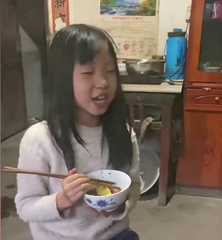 10歲曾外孫勸曾祖母食飯別看手機。