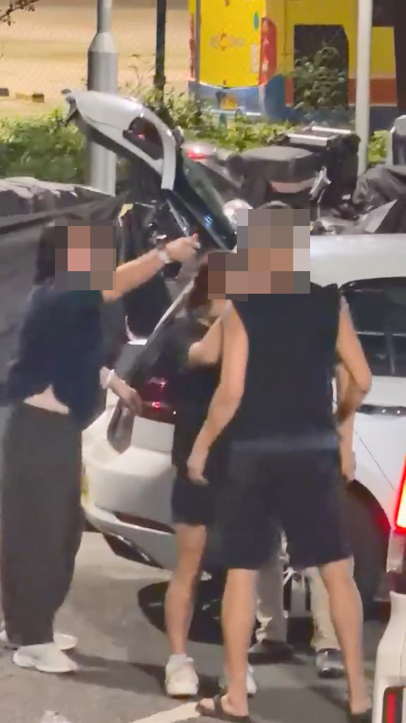 一對中年男女為泊事問題發生爭執。網上片段截圖 一對中年男女為泊事問題發生爭執。網上片段截圖