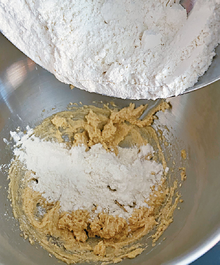 將（3）乾材料分兩次注入（2）蛋漿，拌成麵糰。