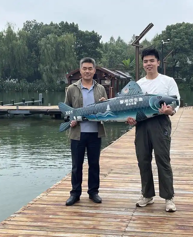 “西湖青鱼”国庆上岗：可潜水10米，助力失物搜寻与水域巡护。 潮新闻