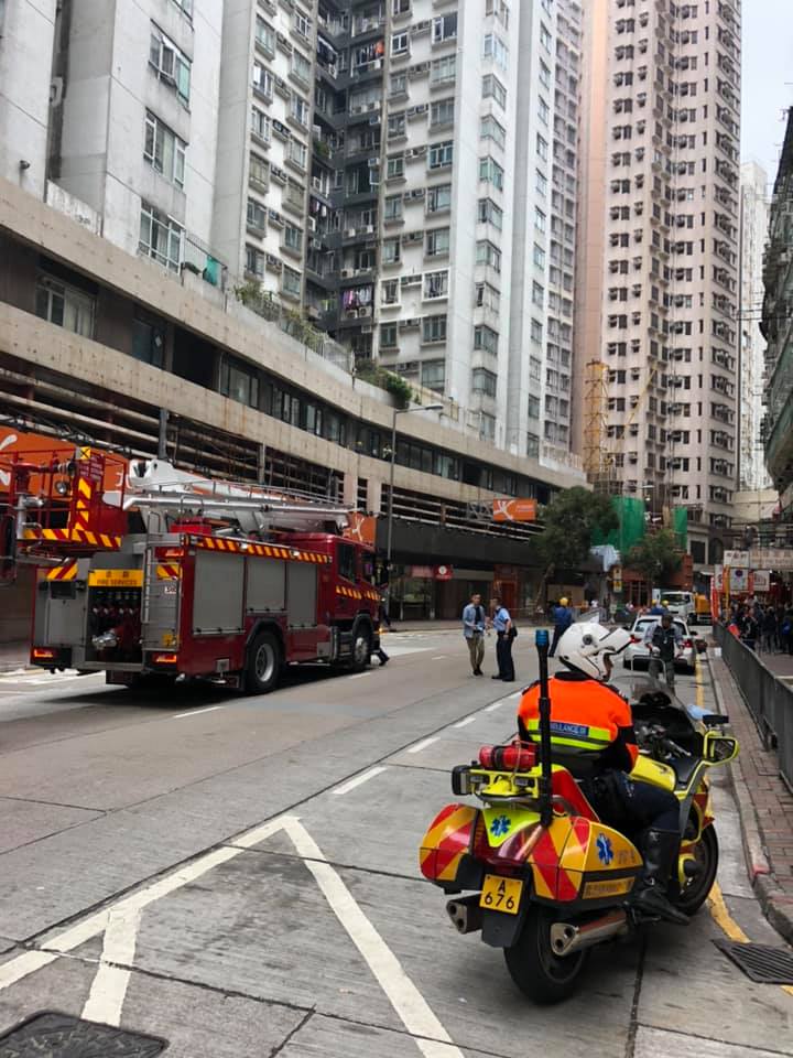 警方及救援人員到場。 香港突發事故報料區FB/網民So Kh圖 
