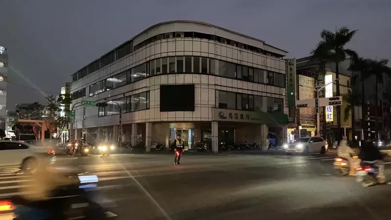 屏東的十字路口有交警負責指揮。互聯網圖片