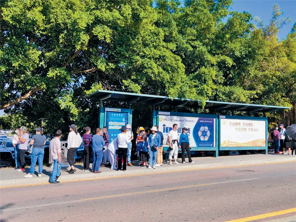 內地公共交通工具室外站台等區域列為禁煙區，圖為深圳一個公交車站。