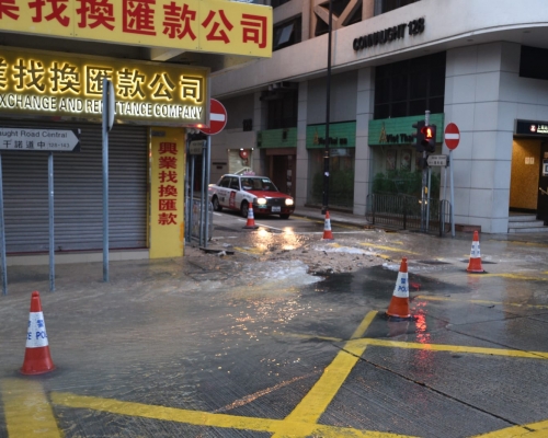路面湧出小噴泉並水浸，交通受阻。
