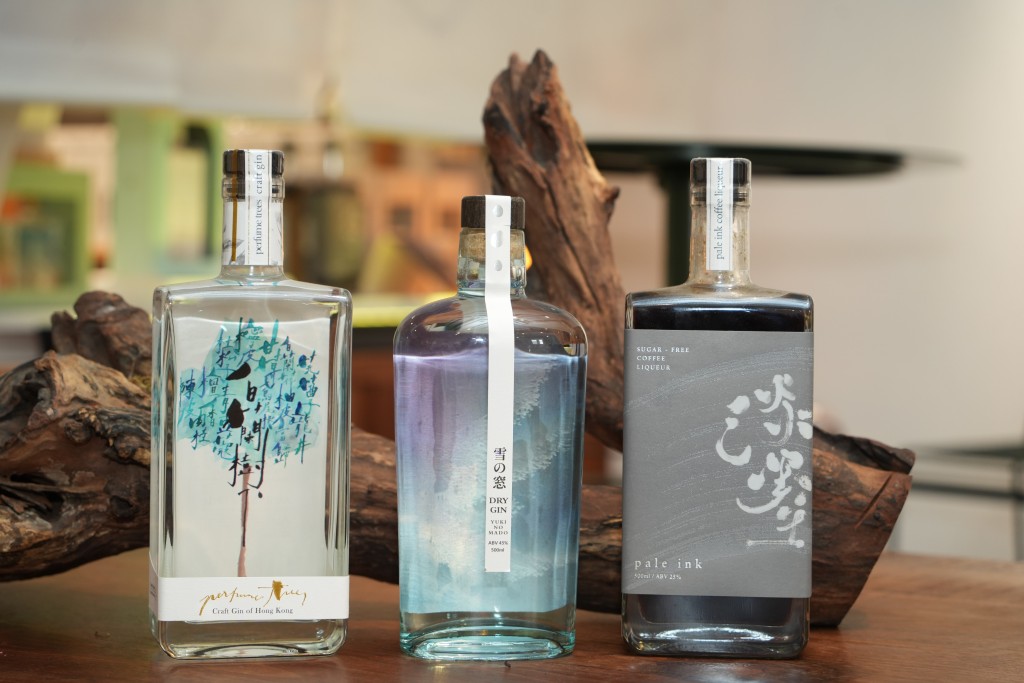 丹丘蒸留所自家釀造的本地著名氈酒「白蘭樹下」、「雪の窓」等。 丹丘蒸留所自家釀造的本地著名氈酒「白蘭樹下」、「雪の窓」等。