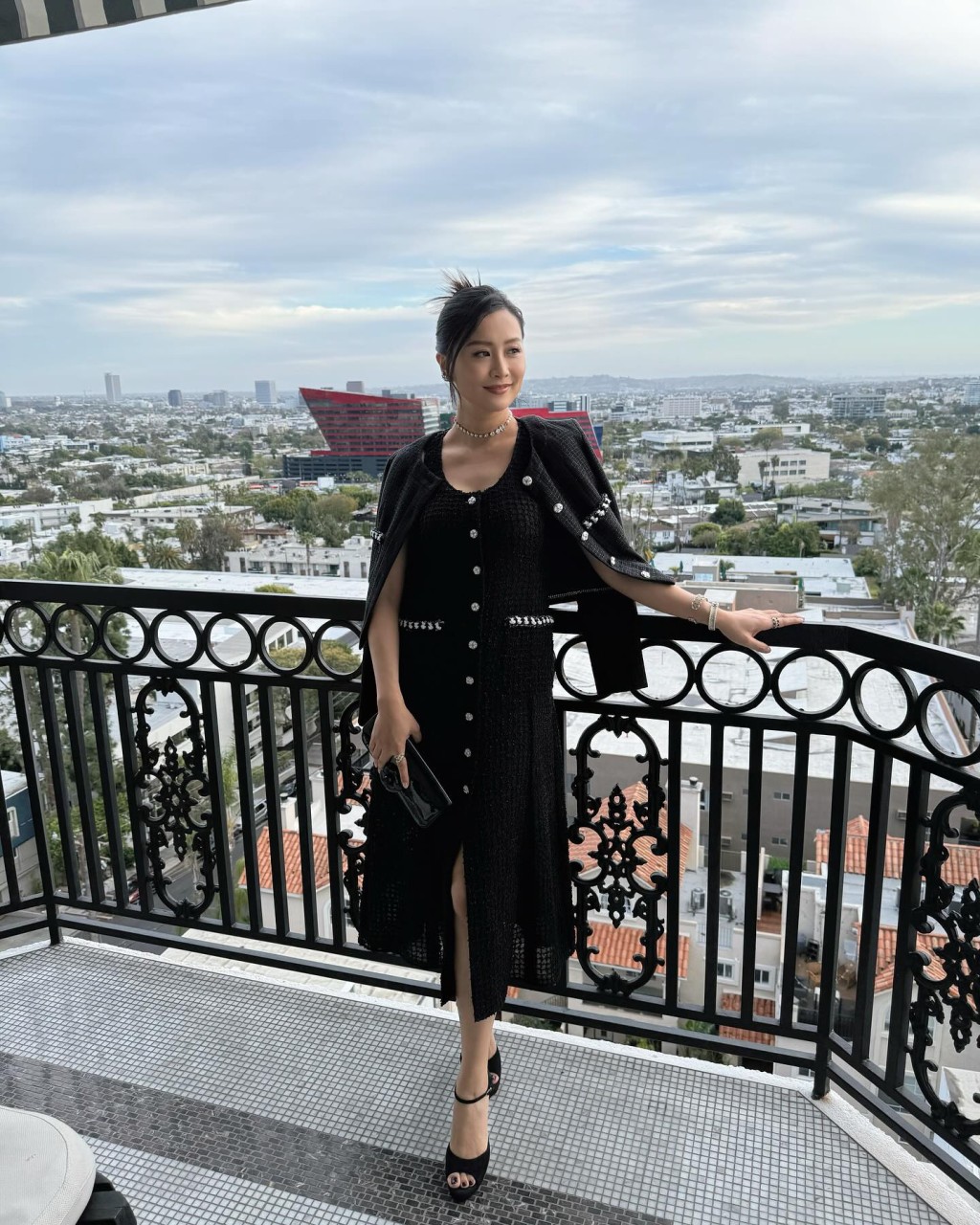 陳法拉穿上Chanel 2024春夏系列黑色連身背心裙，外披同系列的黑色排扣外套，合共價值120,100港元。