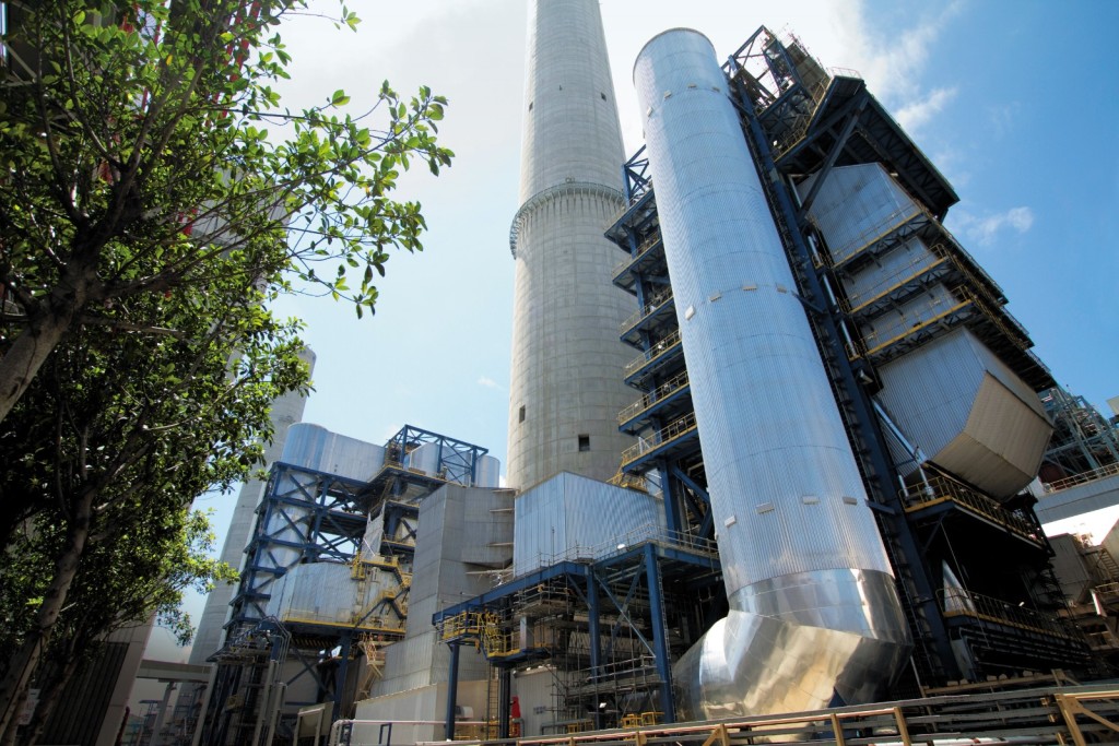 在燃煤發電機組加裝「煙氣脫硫裝置」，能有效清除煙氣中90%以上的二氧化硫。