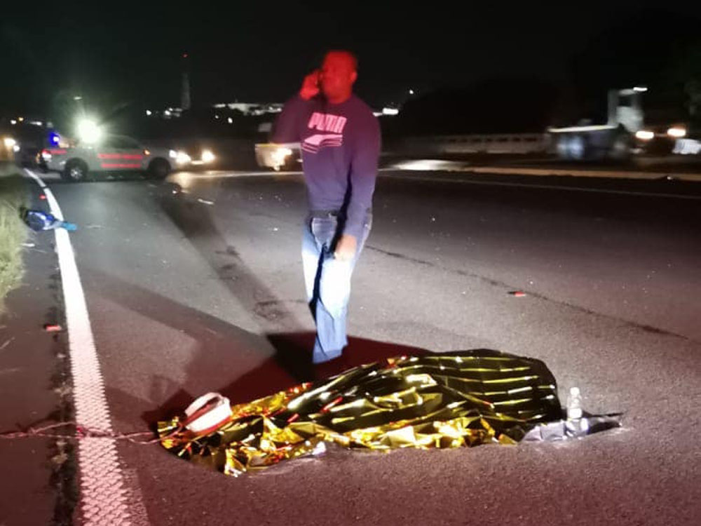 女子事發現場尋找手機時遭車撞死。(網圖)