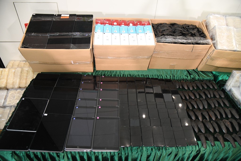 海关亦检获2500件电子产品。