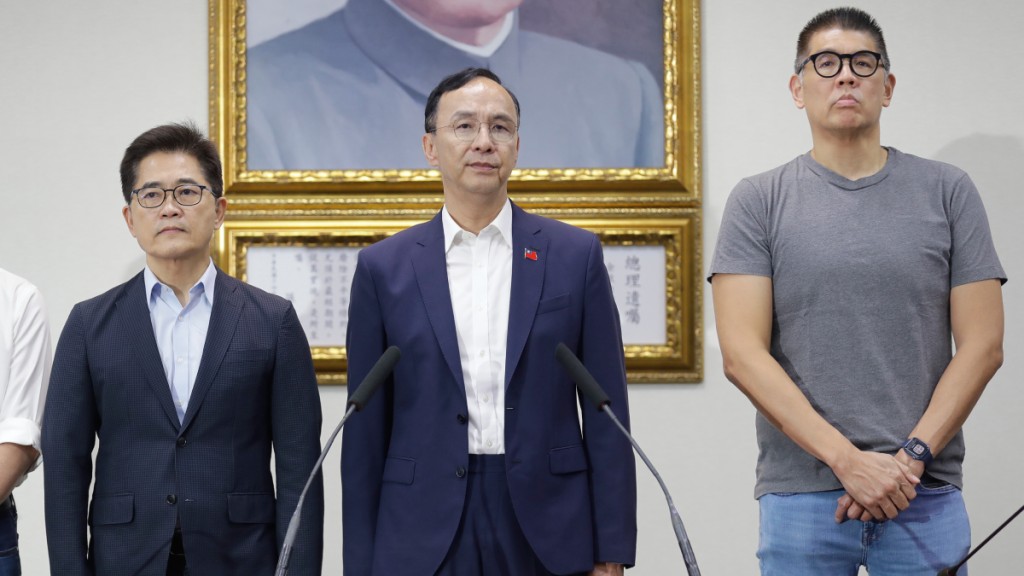 國民黨24席立委全數罷免否決,主席朱立倫率北市5位立委昨日在中央黨部發表談話。美聯社